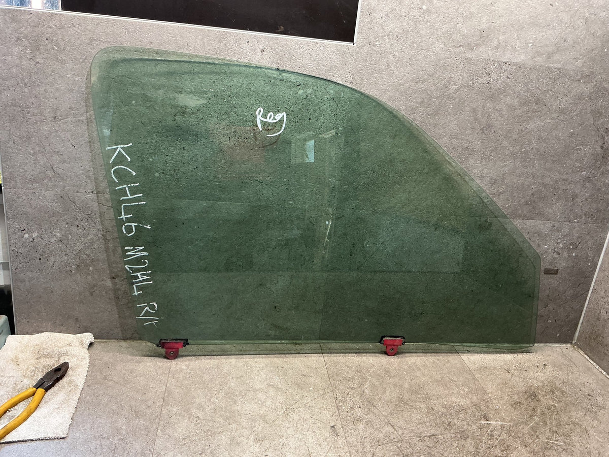 1990-2002 Toyota Regius KCH46 - Right Front Door Glass - (TAG19048)