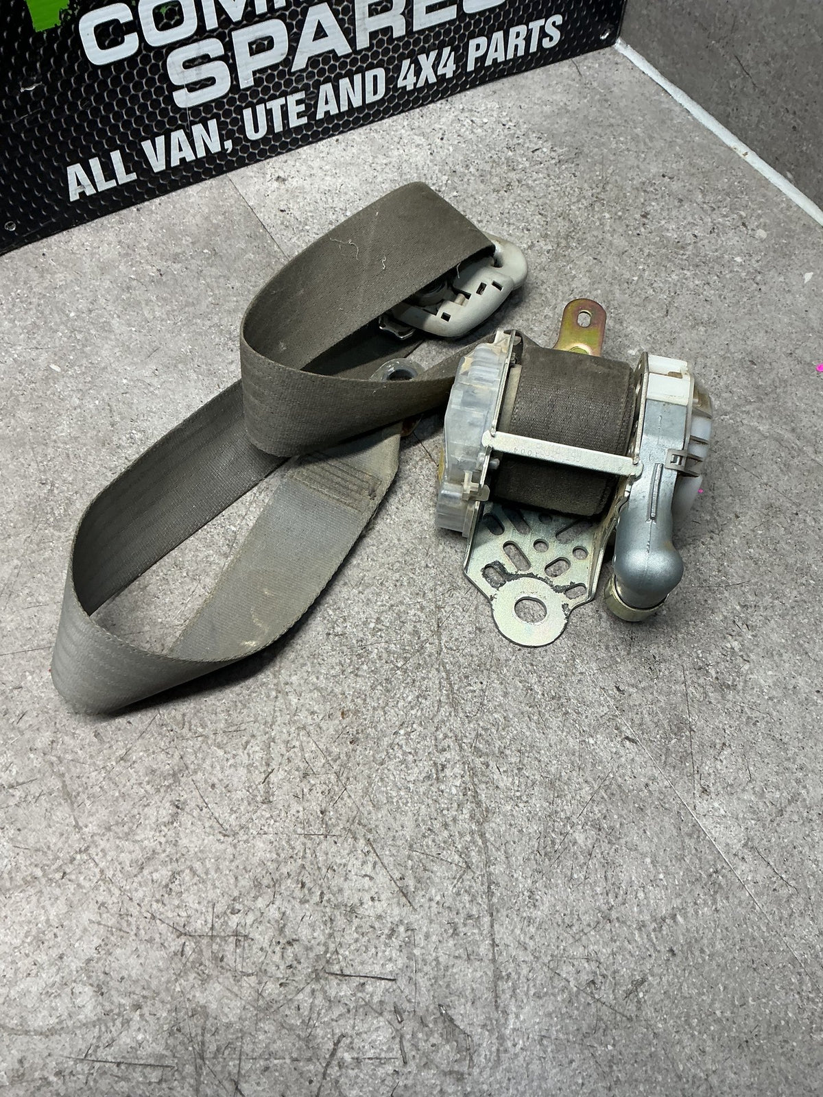 2005-2006 Toyota Hilux VII N20- Left Front Seat Belt- (TAG13700)