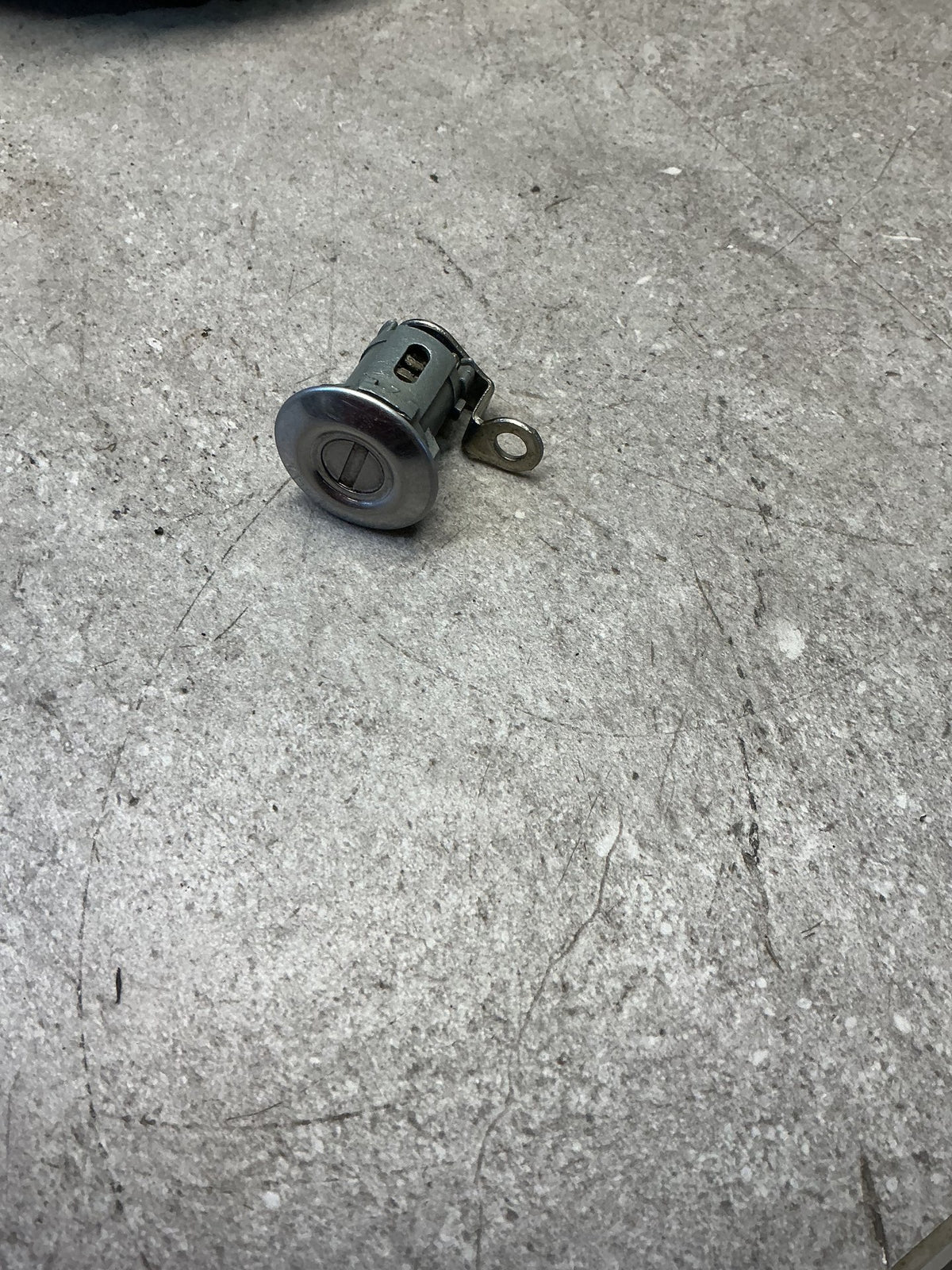2001-2002 Suzuki Grand Vitara- Right Front Door Lock Barrel- (TAG12915)
