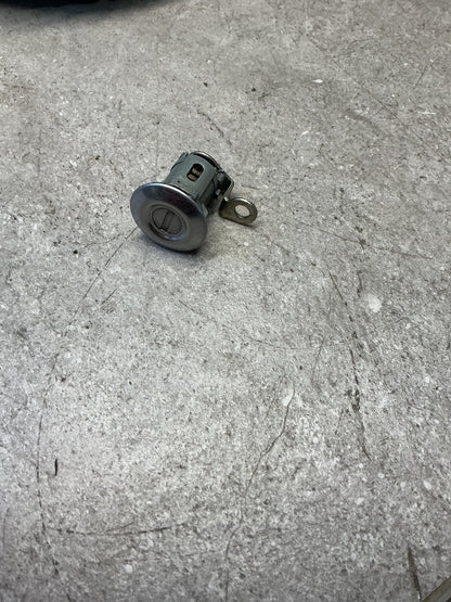 2001-2002 Suzuki Grand Vitara- Right Front Door Lock Barrel- (TAG12915)