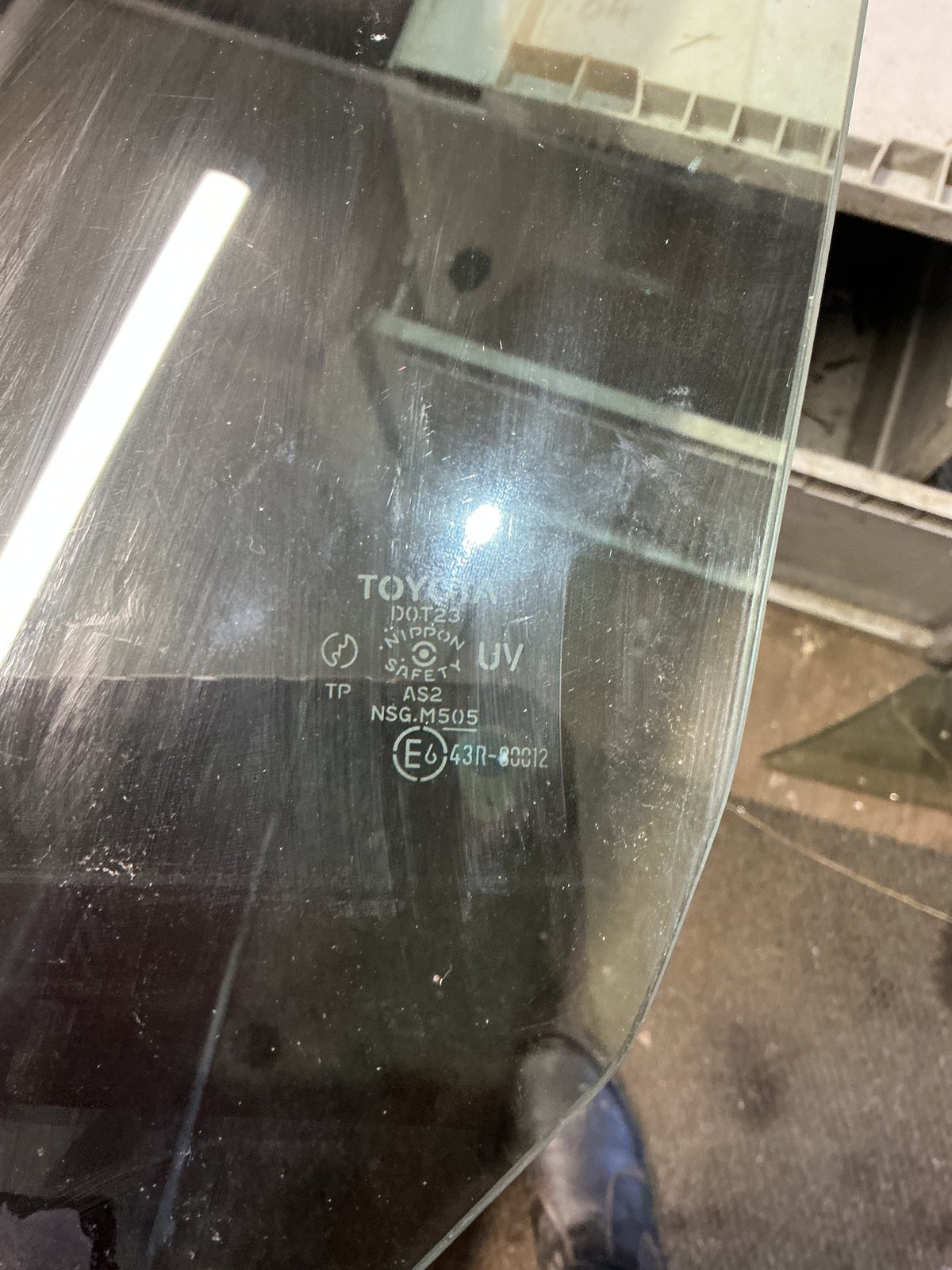 2004 Toyota Estima MCR30 - Left Front Door Glass - (TAG19152)