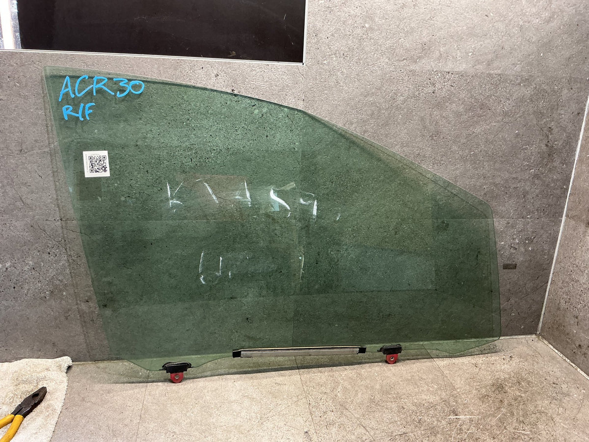 2004 Toyota Estima ACR30 - Right Front Door Glass - (TAG19051)