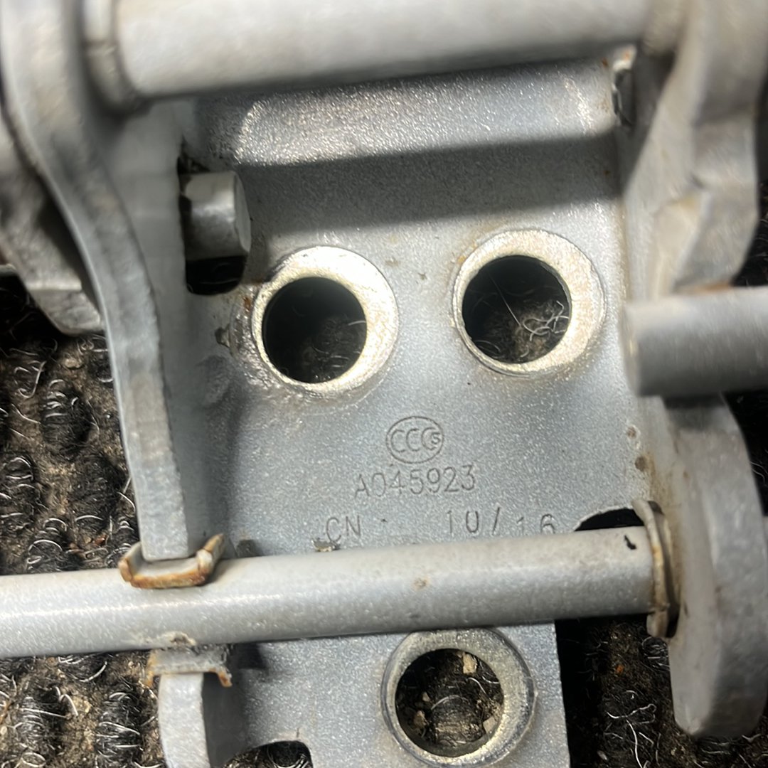 2016 LDV V80- Left Front Door Bottom Hinge- (TAG9521)