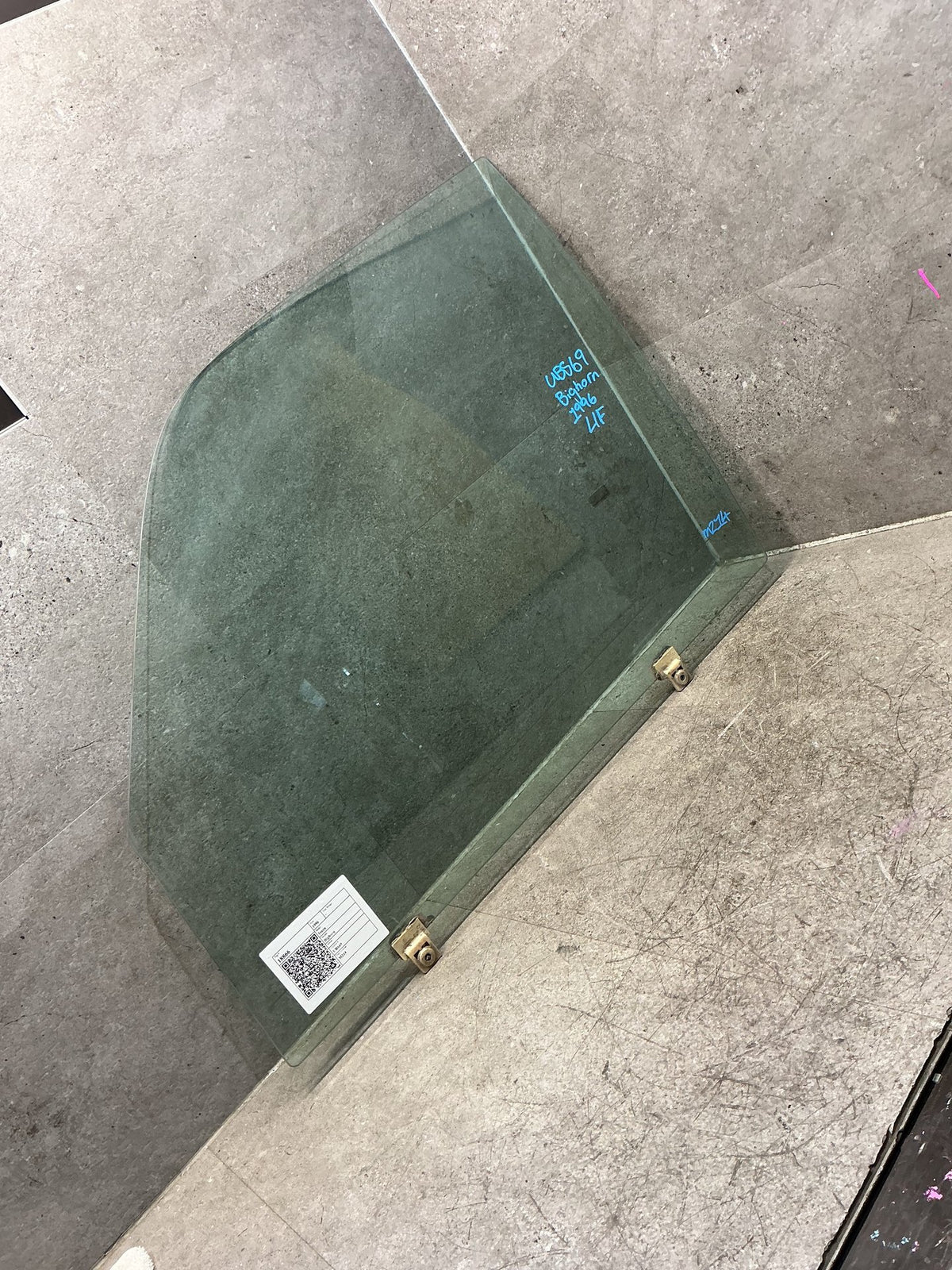 1996 Isuzu Bighorn UBS69 - Left Front Door Glass - (TAG18866)