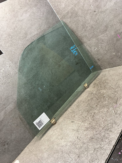 1996 Isuzu Bighorn UBS69 - Left Front Door Glass - (TAG18866)