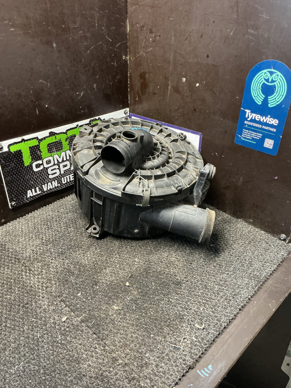 2006 Toyota Hilux- Air Cleaner Assembly EFI Air Box- (TAG10988)