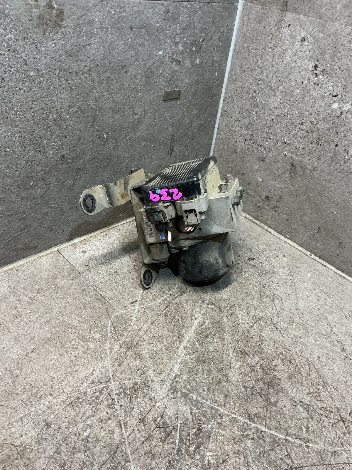 1996-2000 Toyota Land Cruiser J90 - ABS Pump/Modulator - (TAG18022)