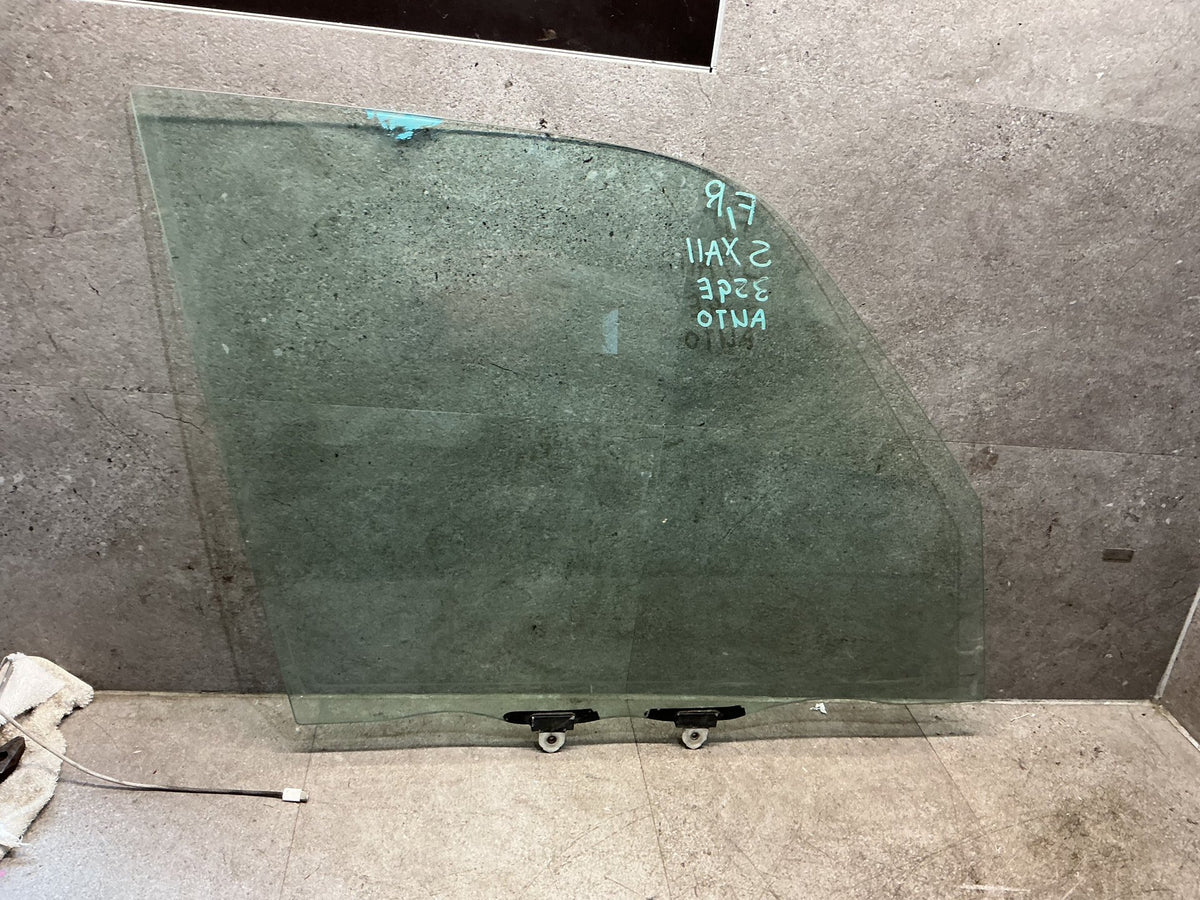 1994 Toyota RAV4 SXA11 - Right Front Door Glass - (TAG19097)