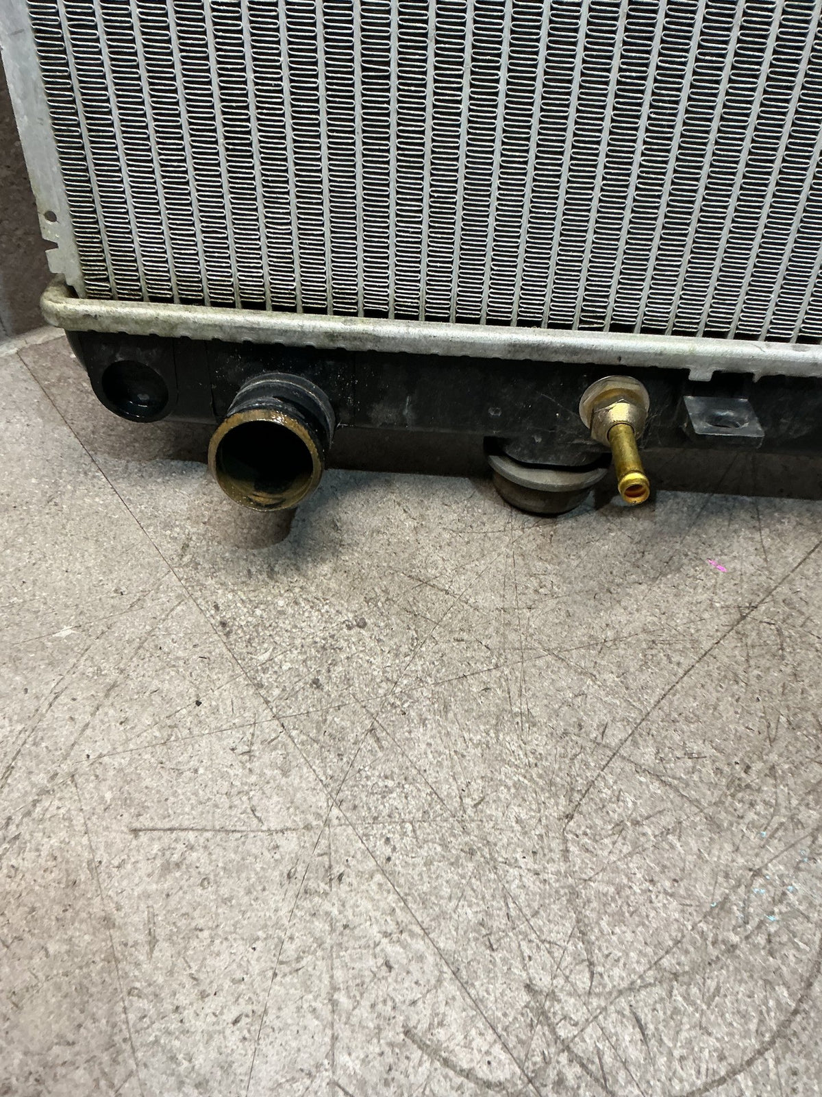2005 Nissan Elgrand ME51- Radiator- (TAG16791)