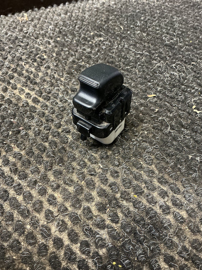 2002 Mitsubishi Pajero- Right Rear Window Switch- (TAG11610) PN: MR445659