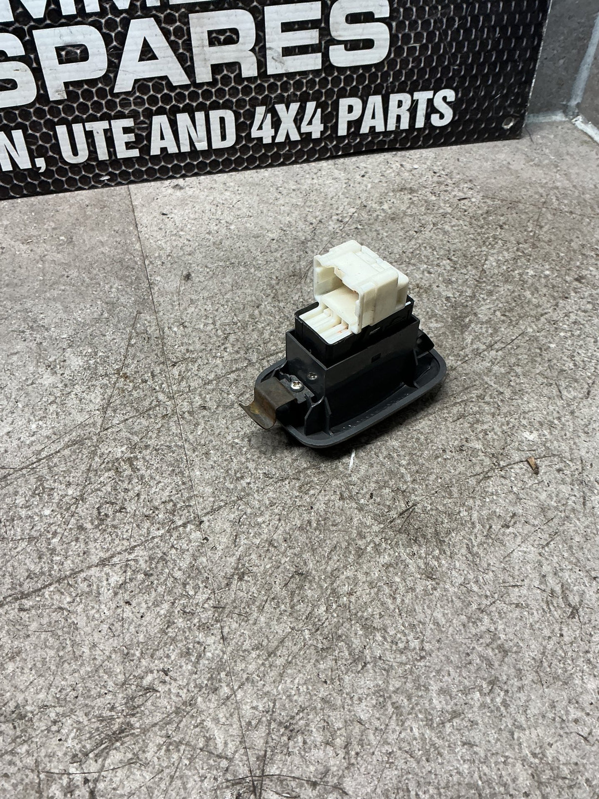 2011 Nissan Navara- Left Rear Window Switch- (TAG16035)