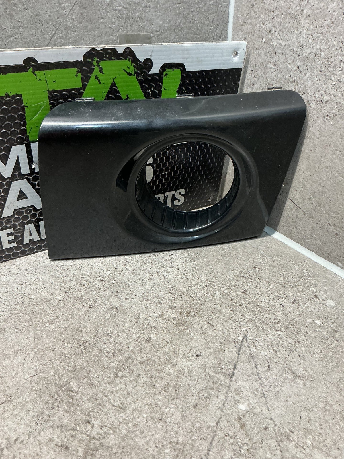 2010 Hyundai Tucson- Left Spotlight Surround- (TAG13312)