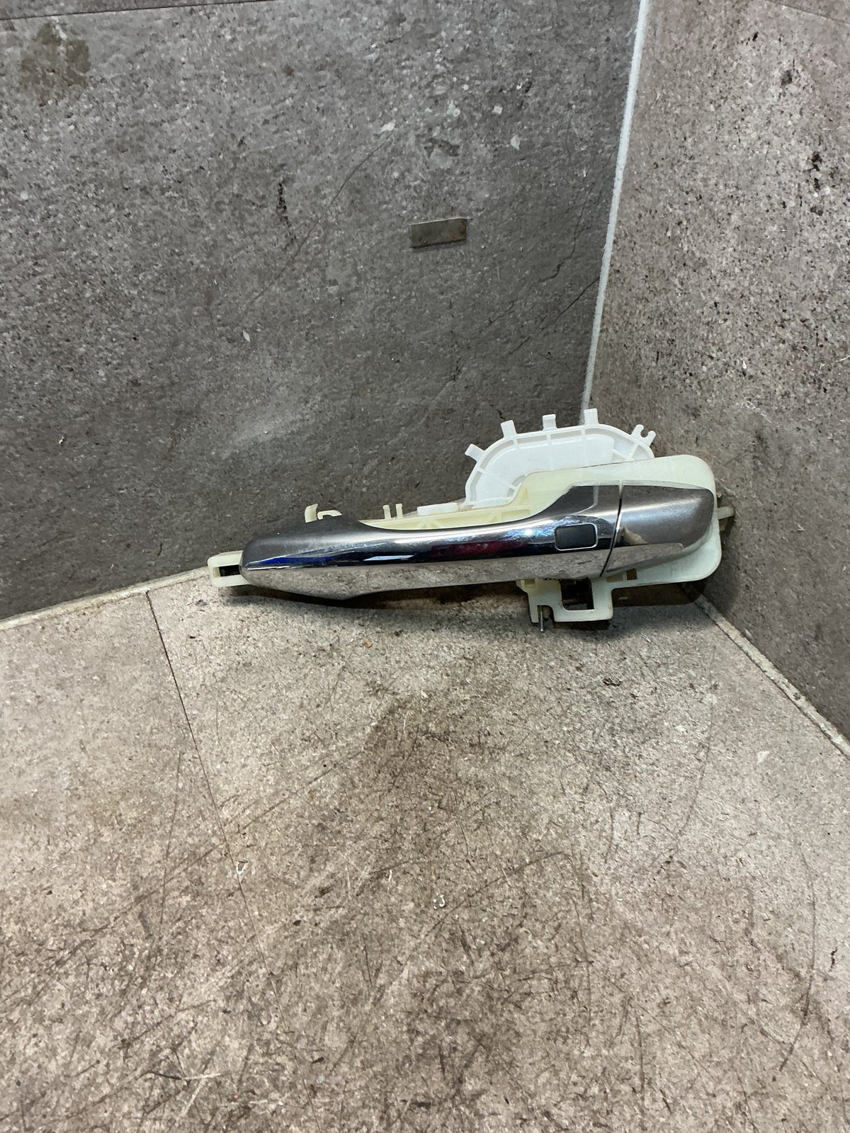 2014 Hyundai Santa Fe - Left Front Exterior Door Handle - (TAG18467)