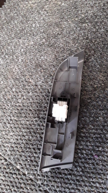 2001 Nissan Caravan E25 VWE25- Left Front Window Switch- (TAG5464)