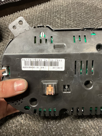 2011 Suzuki Grand Vitara- Instrument Cluster- (TAG10558)