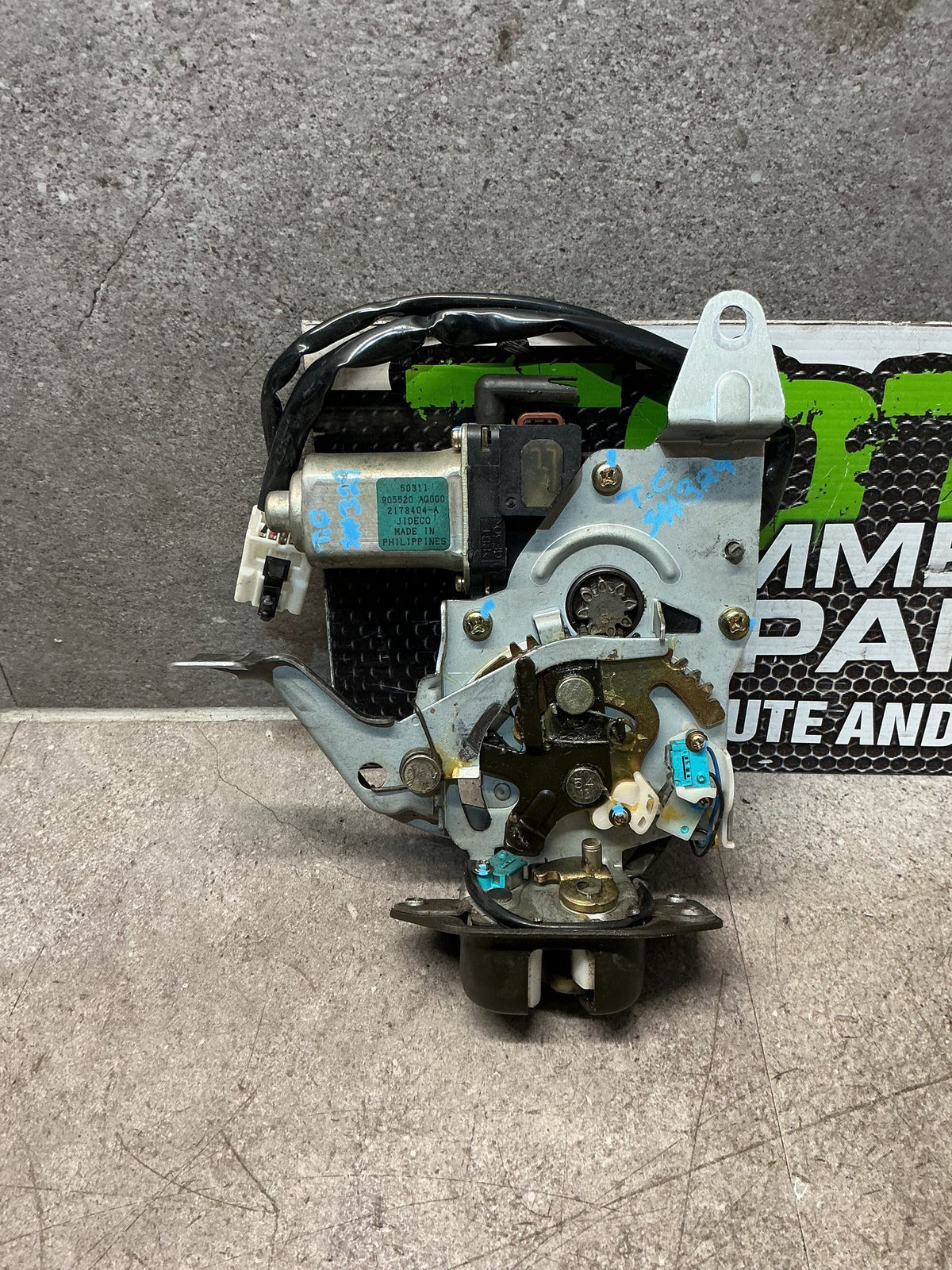 2005 Nissan Elgrand ME51- Tailgate Lock Mechanism- (TAG16578)