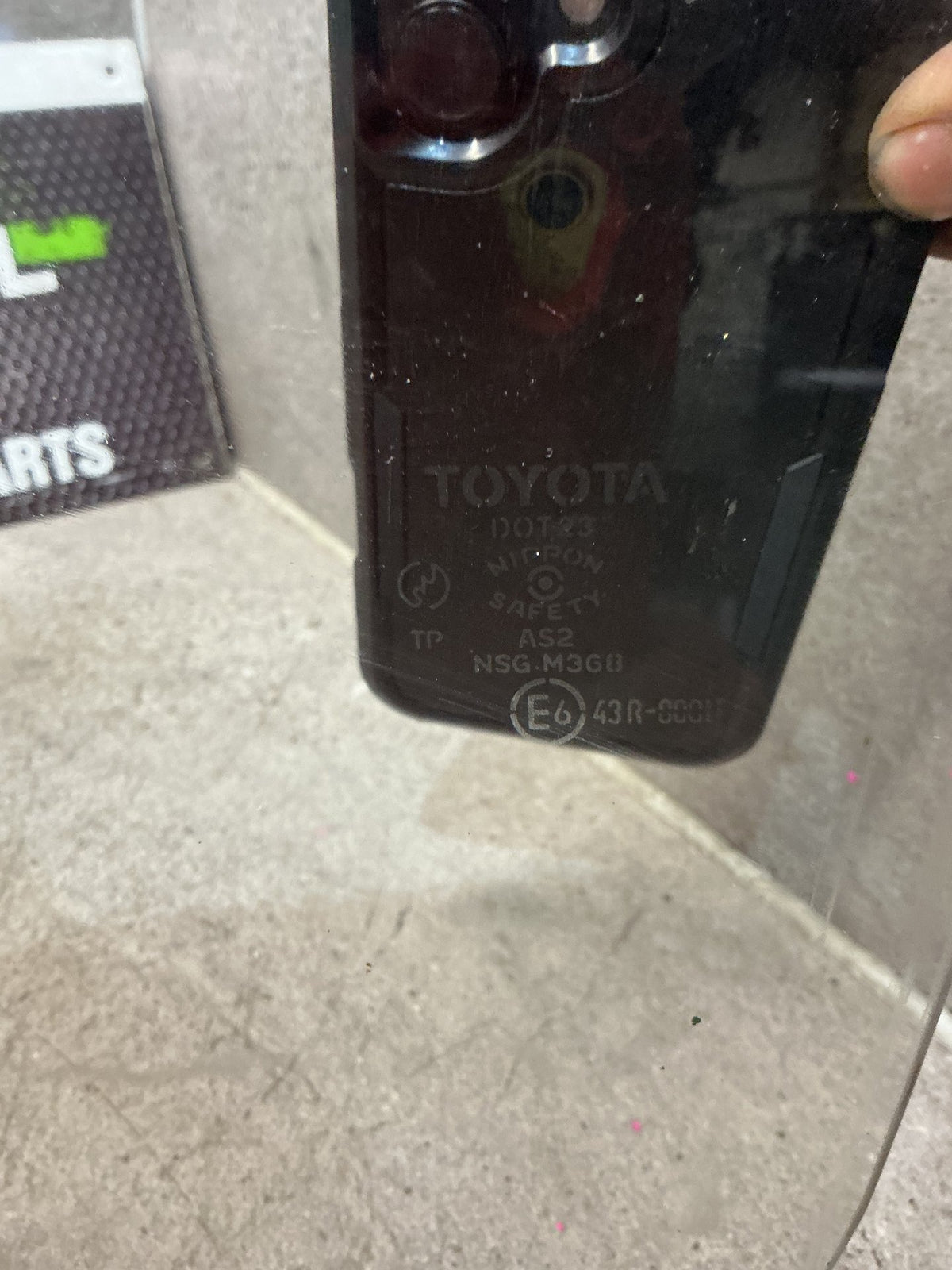 1992-1995 Toyota Hilux Surf KZN130 KZN130- Left Front Door Glass- (TAG16669)