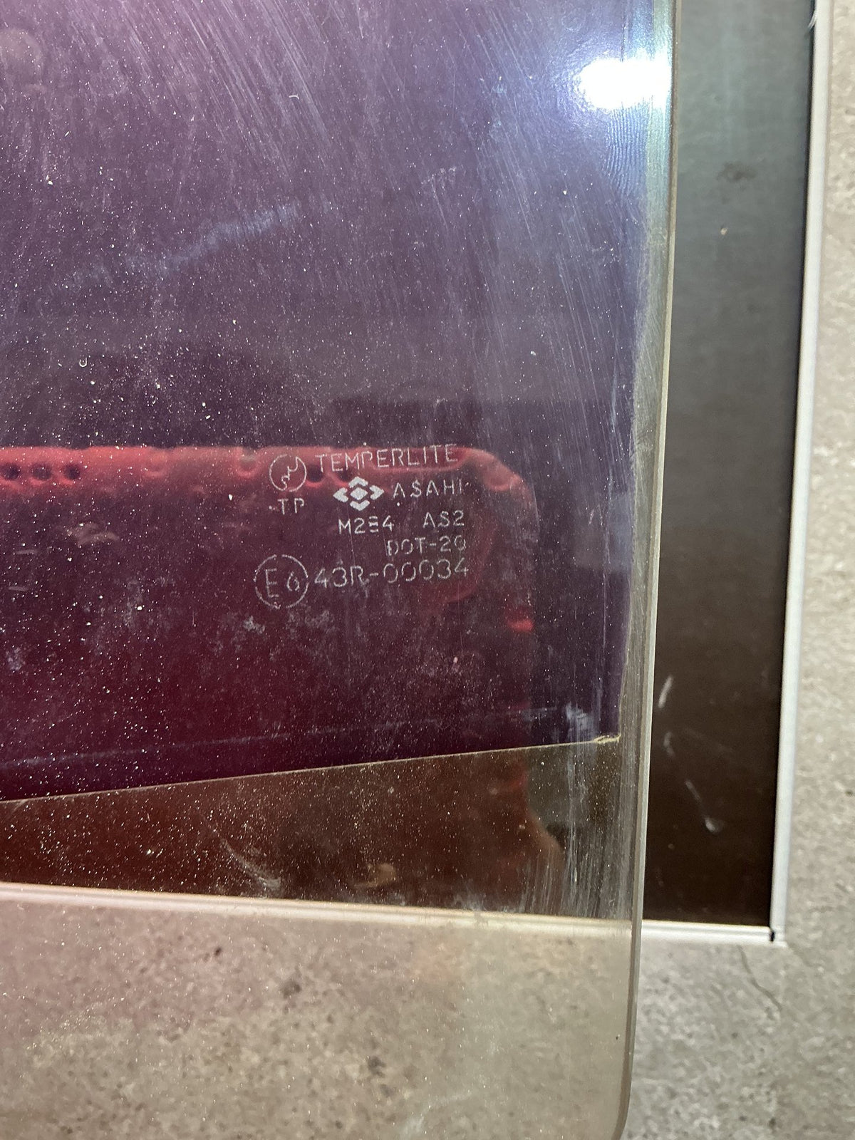 1996 Isuzu Bighorn UBS69 - Left Front Door Glass - (TAG18859)