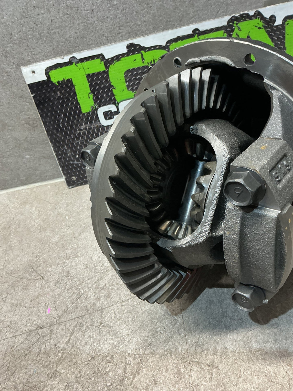 1995 Isuzu MU UCS69DW- Front Differential Head- (TAG16727)