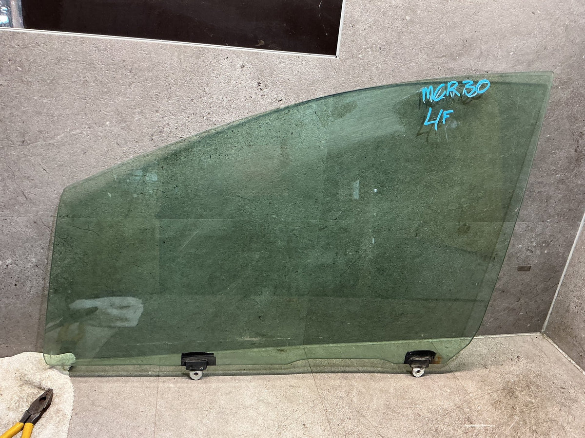 2004 Toyota Estima MCR30 - Left Front Door Glass - (TAG19037)