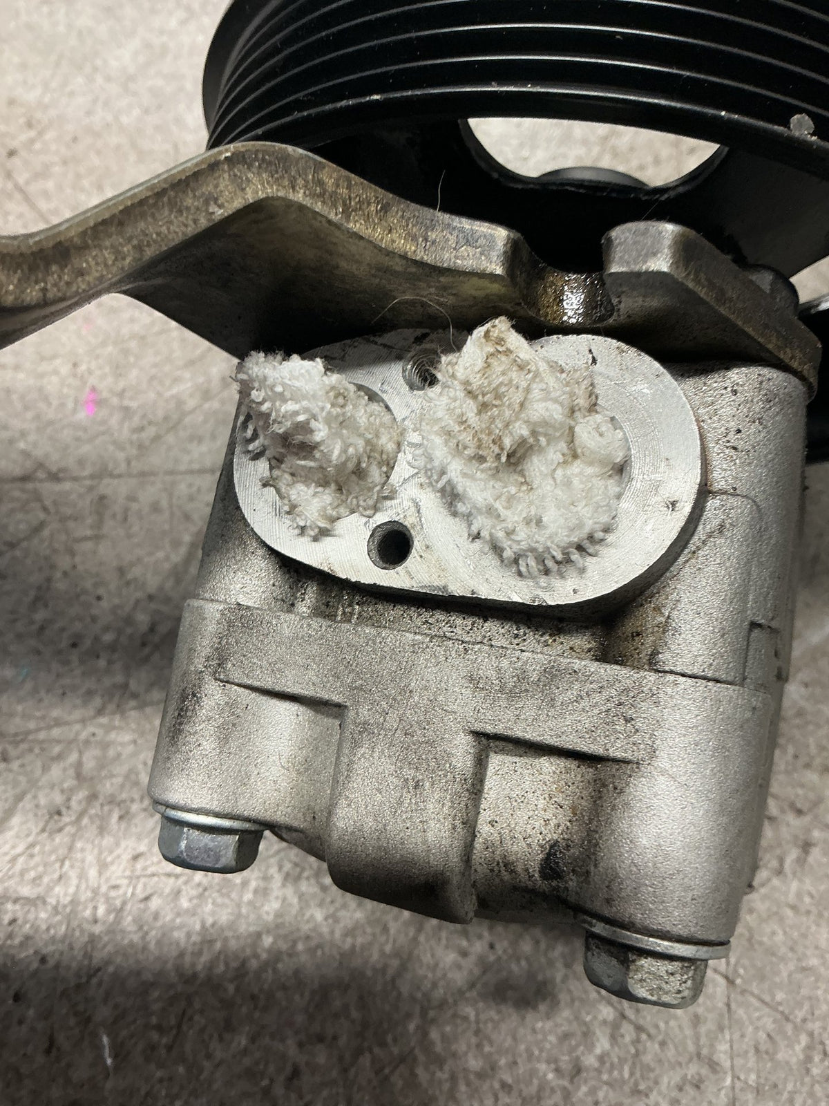 2005 Nissan Elgrand ME51- Power Steering Pump- (TAG16777)