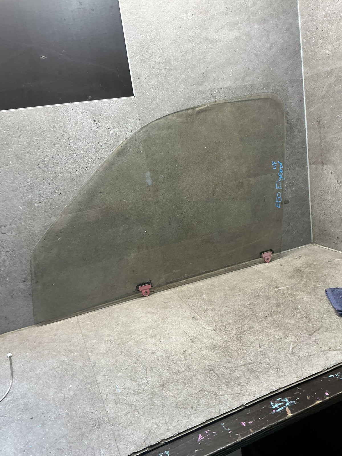 2004 Nissan Elgrand E50 - Left Front Door Glass - (TAG19154)