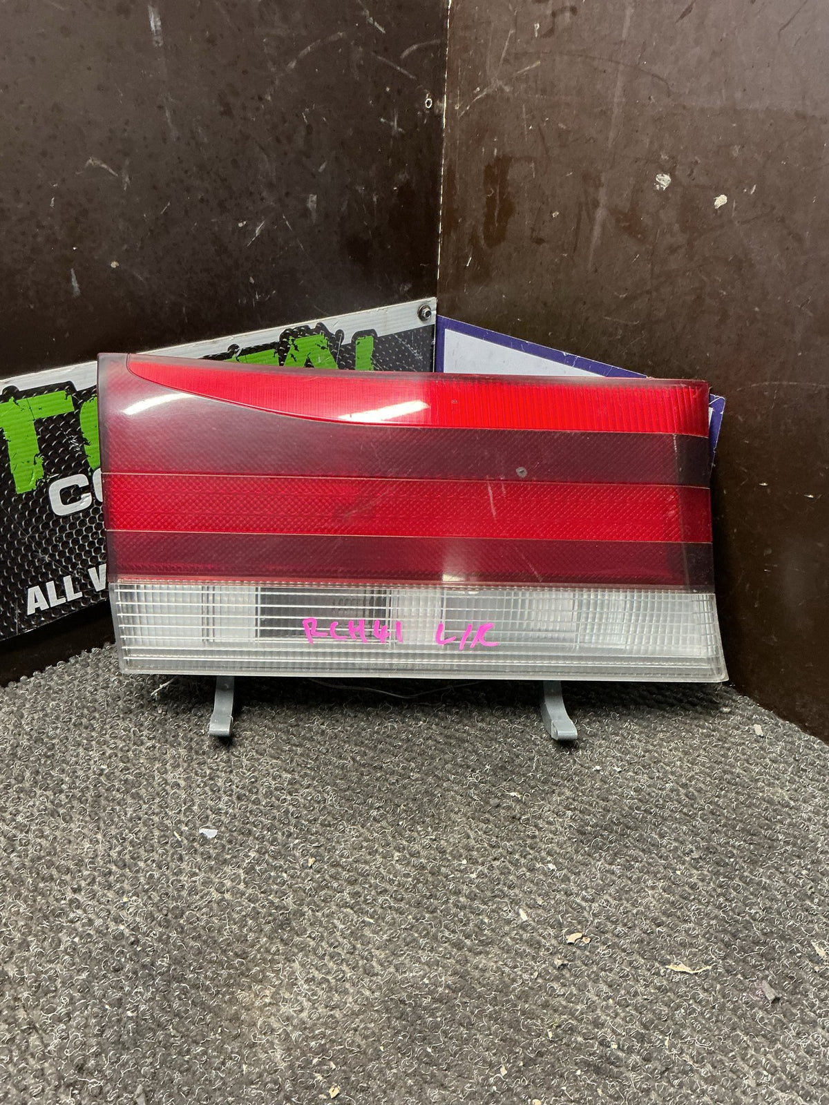 1999 Toyota Regius RCH41- Left Tailgate Light- (TAG9851)