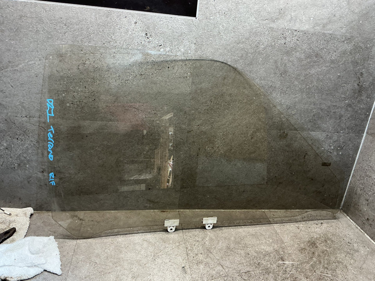 1994 Nissan Terrano D21 - Right Front Door Glass - (TAG19063)