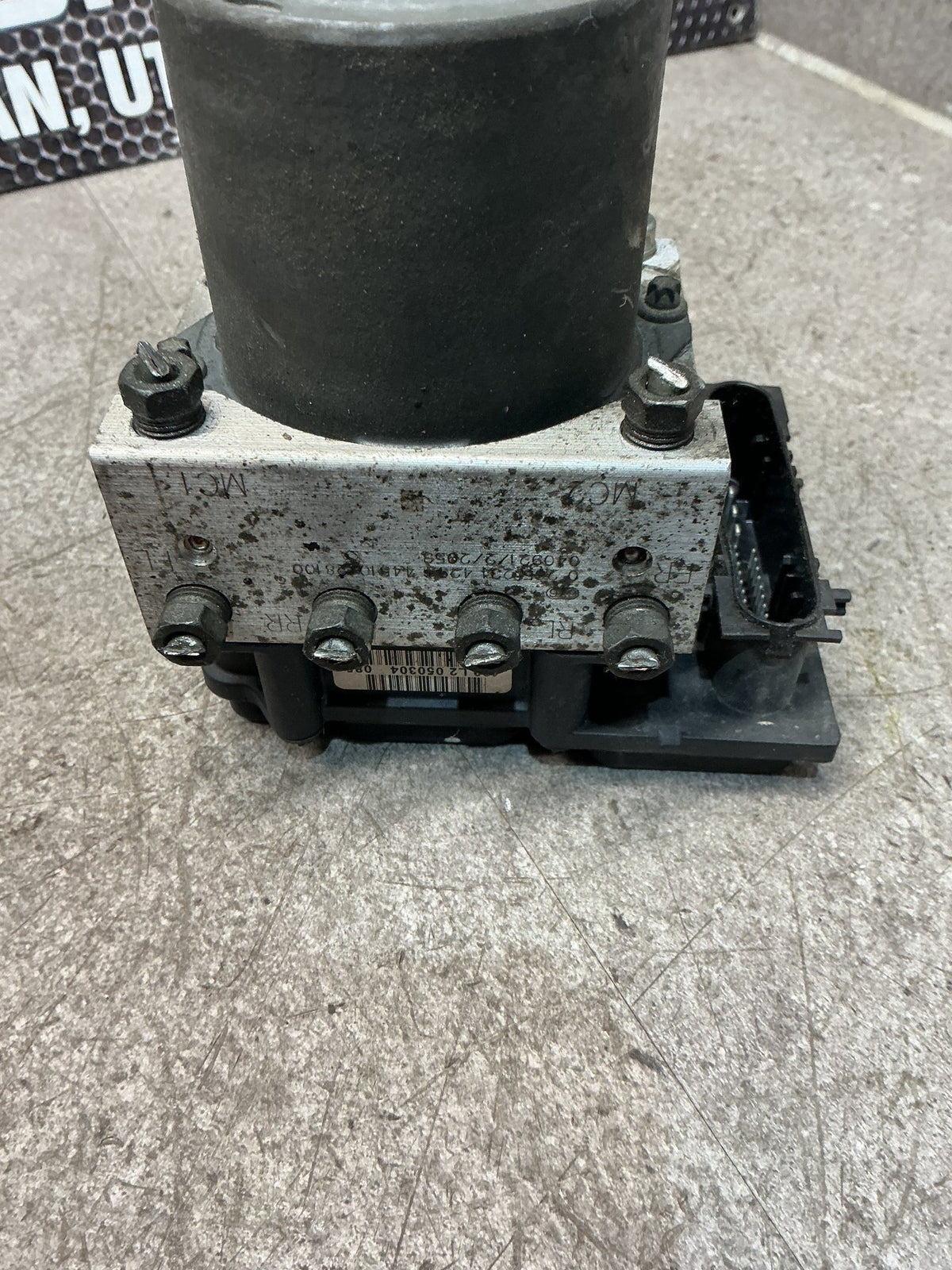 2004 Toyota Estima ACR30 - ABS Pump/Modulator - (TAG16135)