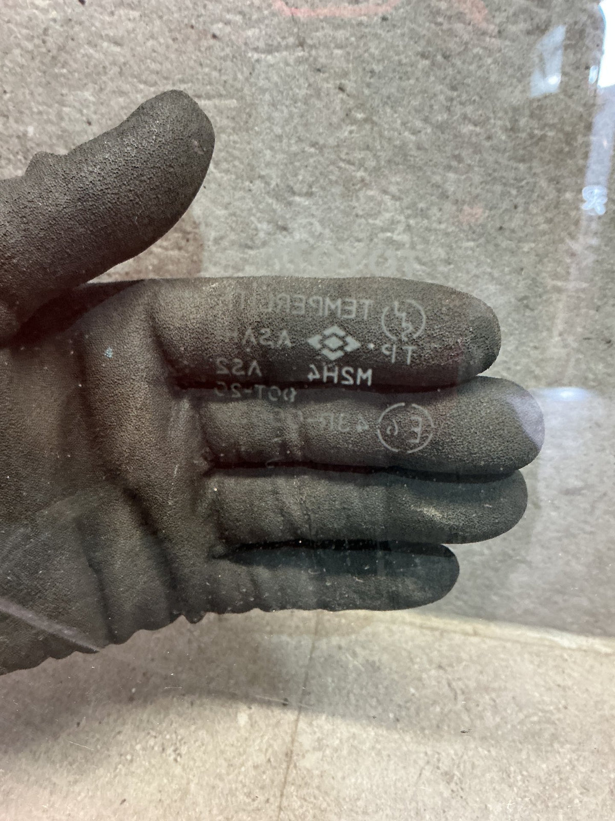 1995 Toyota Regius KCH40 - Right Front Door Glass - (TAG19052)