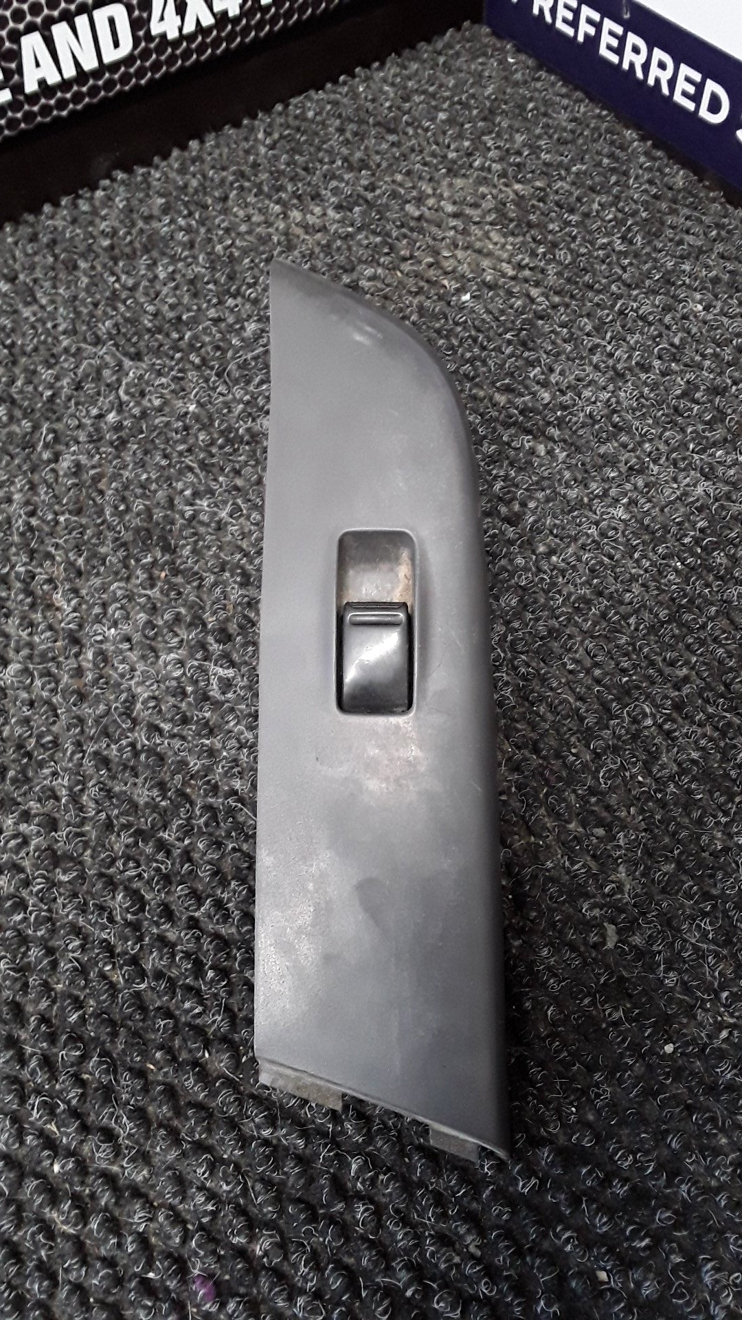 2001 Nissan Caravan E25 VWE25- Left Front Window Switch- (TAG5464)
