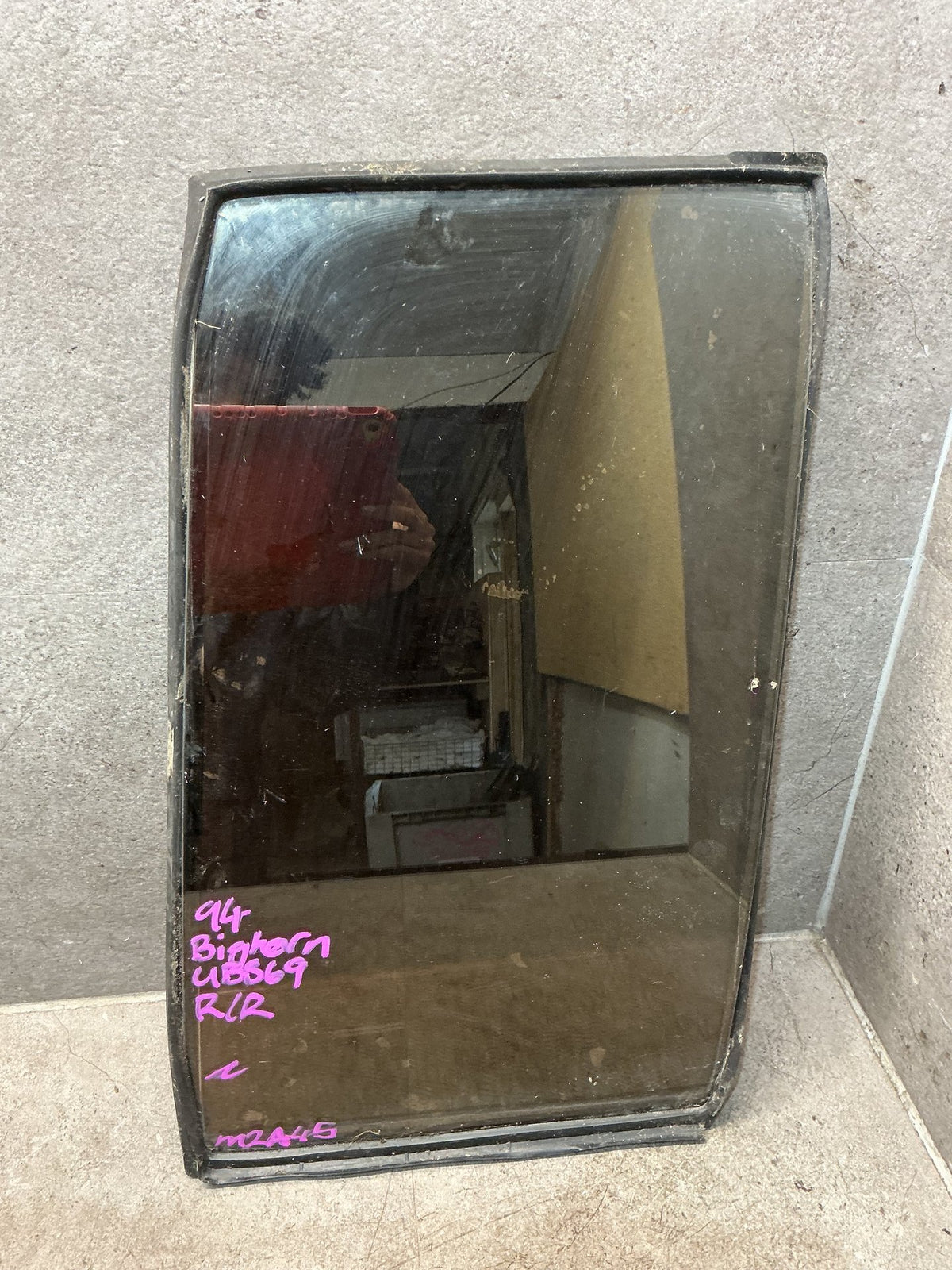 1994 Isuzu Bighorn UBS69 - Right Rear Quarter Door Glass - (TAG18763)