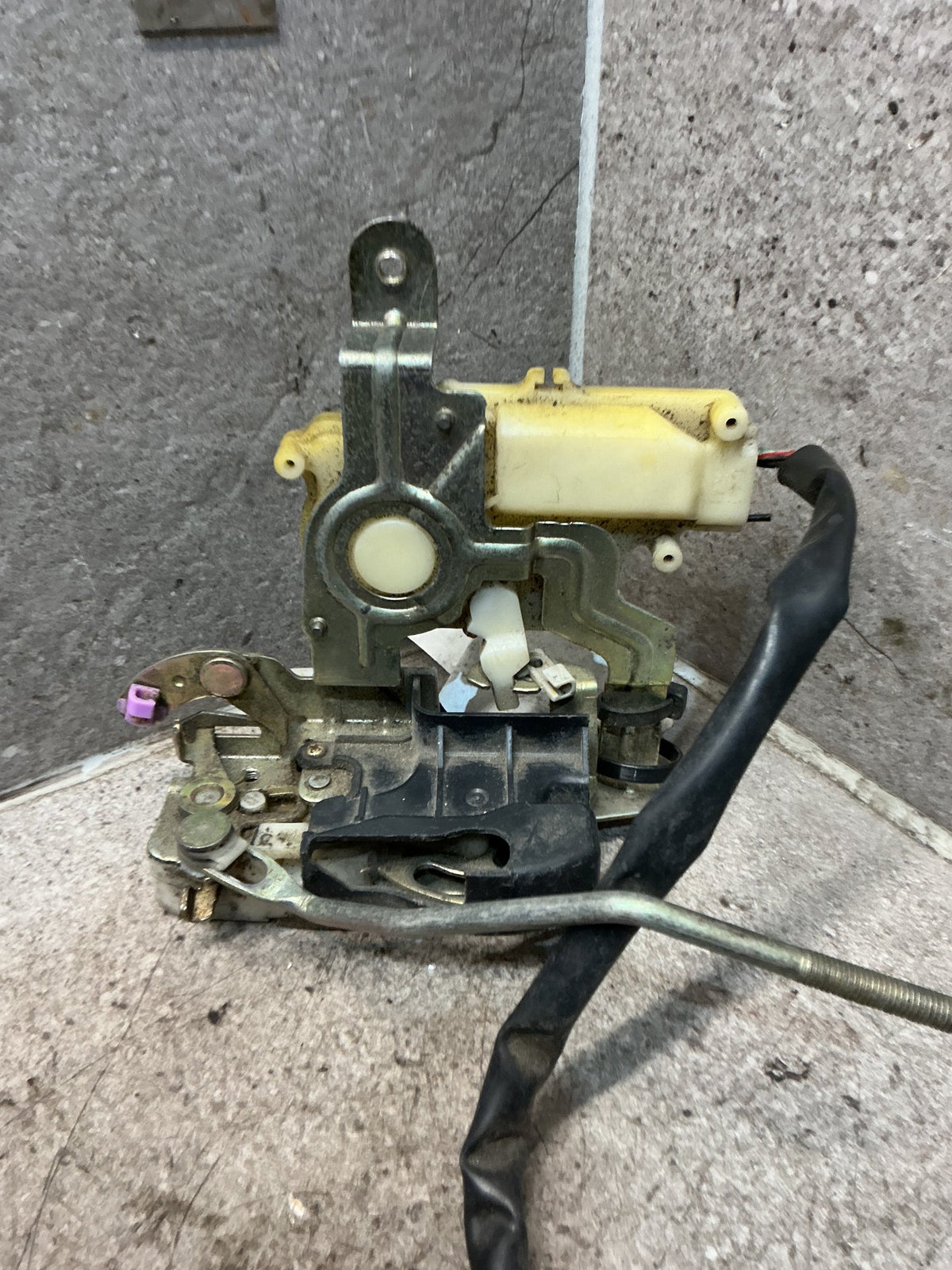 2004 Mazda Bounty - Right Front Door Lock Actuator - (TAG18386)
