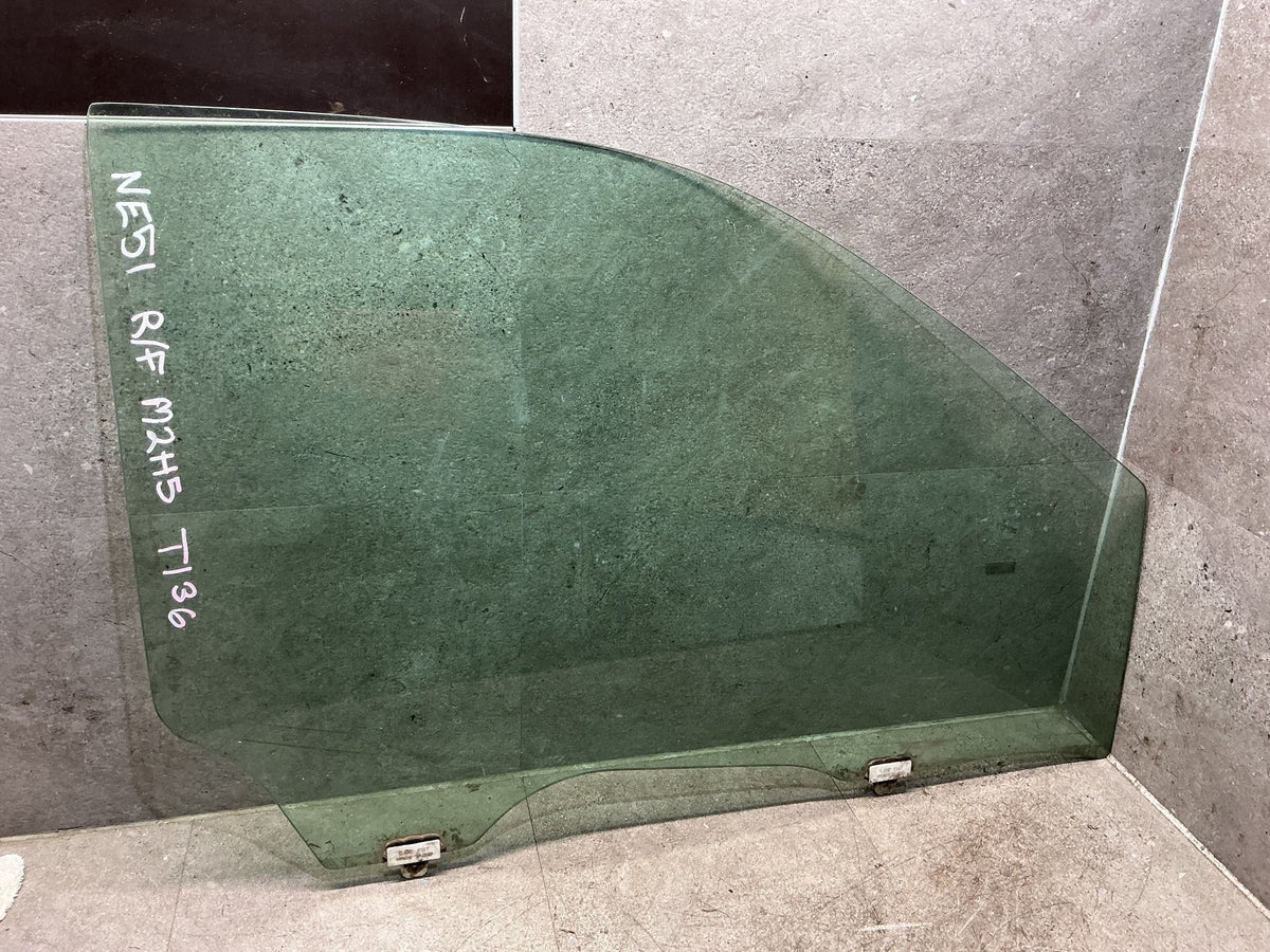 2002-2010 Nissan Elgrand E51 - Right Front Door Glass - (TAG18942)