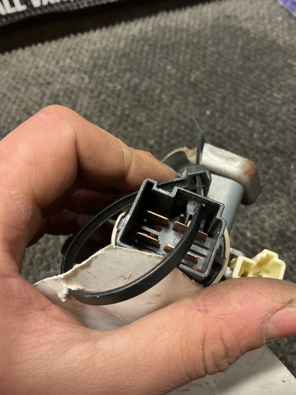 2004 Mazda MPV 2W105- Ignition With Key- (TAG10849)