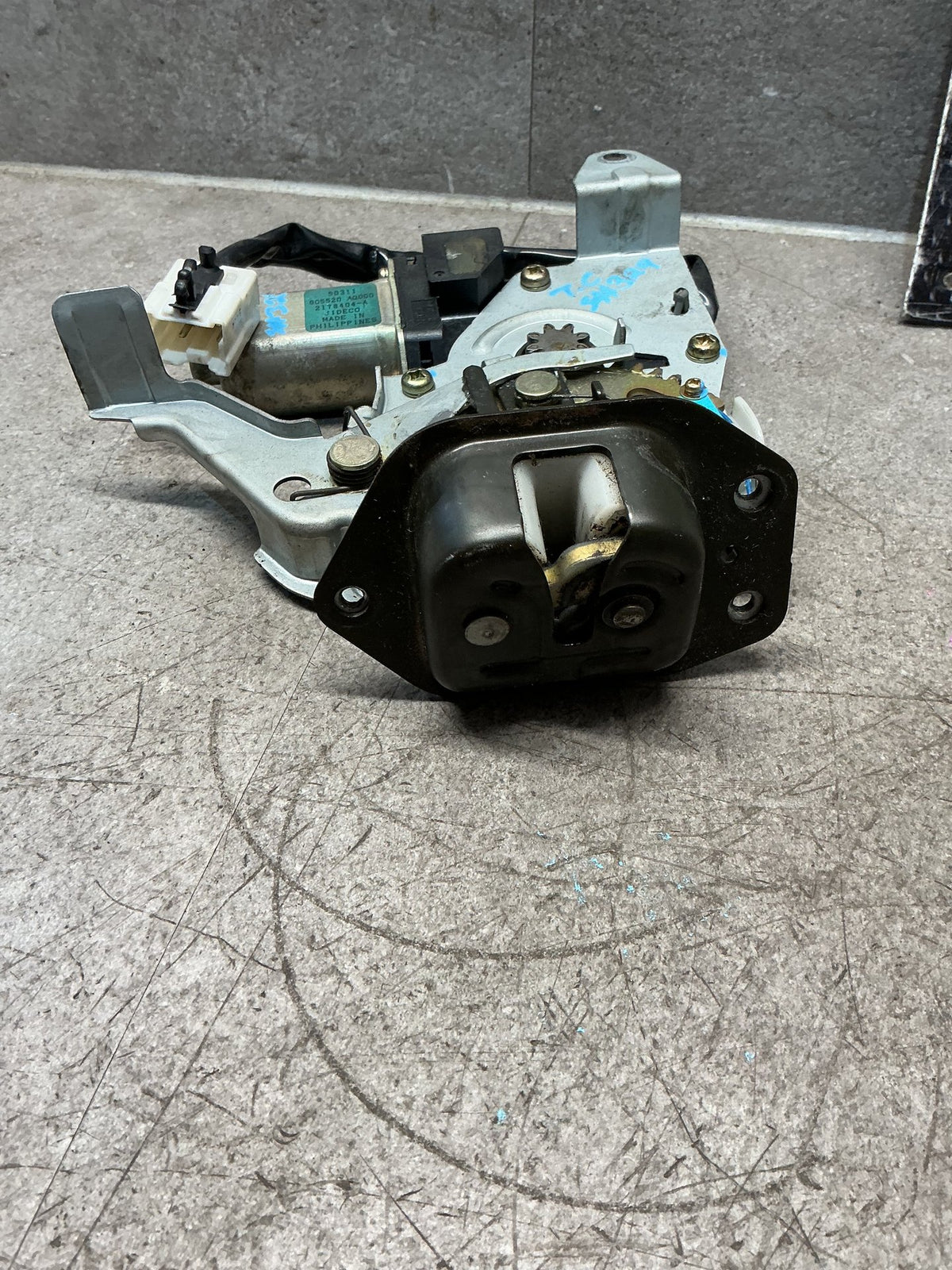 2005 Nissan Elgrand ME51- Tailgate Lock Mechanism- (TAG16578)