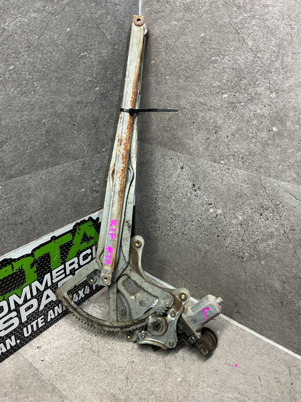 2005-2006 Toyota Hilux VII N20- Right Front Window Regulator/Motor- (TAG13722)