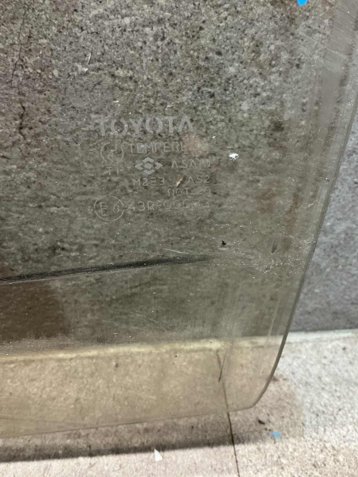 1994 Toyota Hilux Surf KZN130 - Left Front Door Glass - (TAG19158)