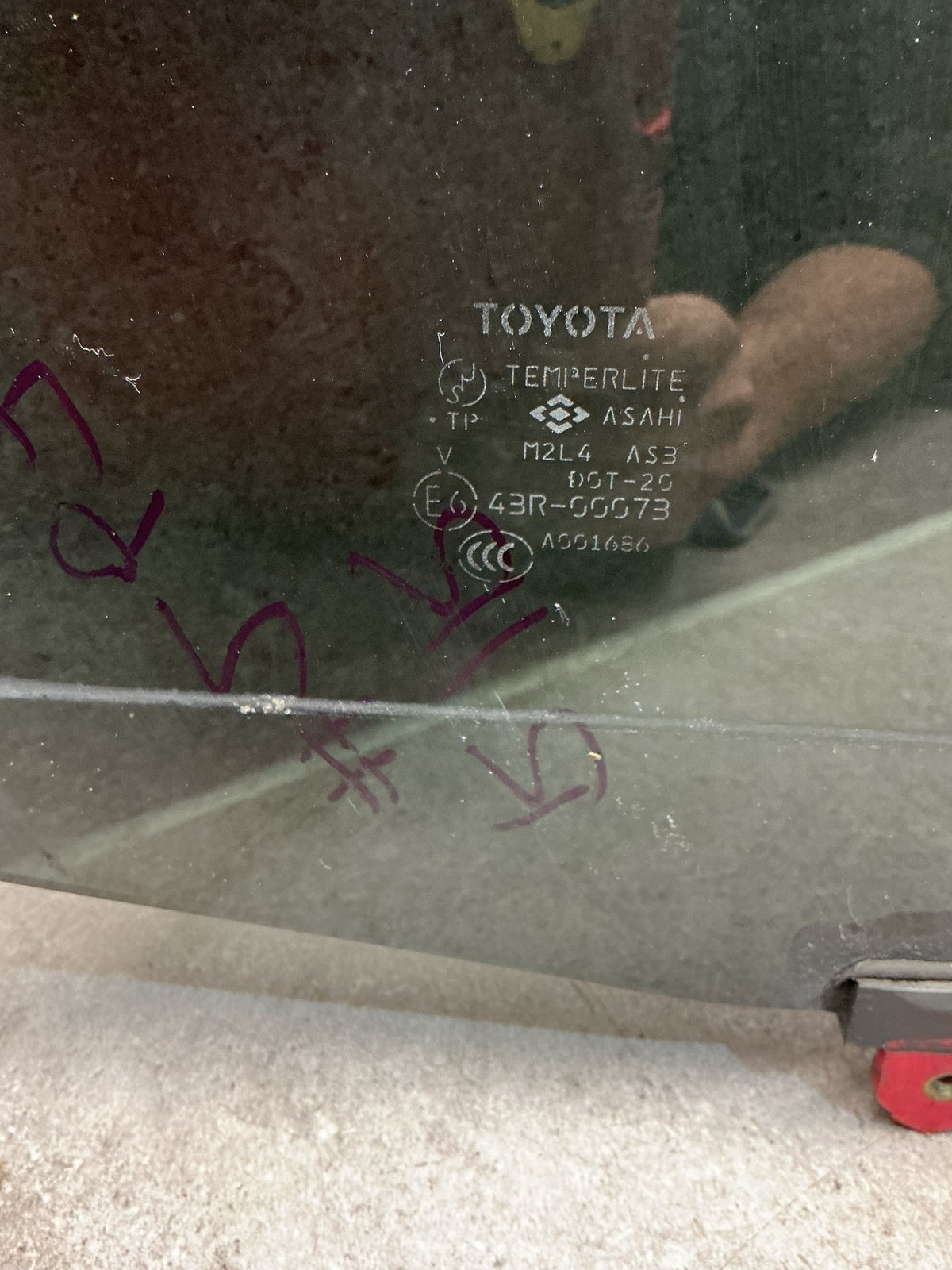 2004 Toyota Estima ACR30 - Right Rear Door Glass - (TAG15890)