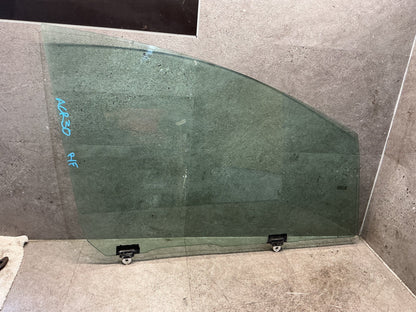 2004 Toyota Estima ACR30 - Right Front Door Glass - (TAG19047)