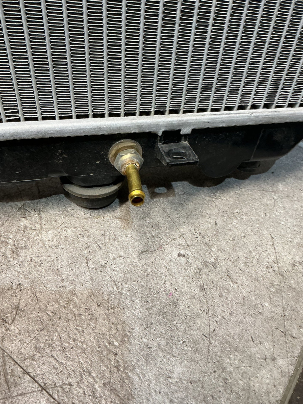 2005 Nissan Elgrand ME51- Radiator- (TAG16791)