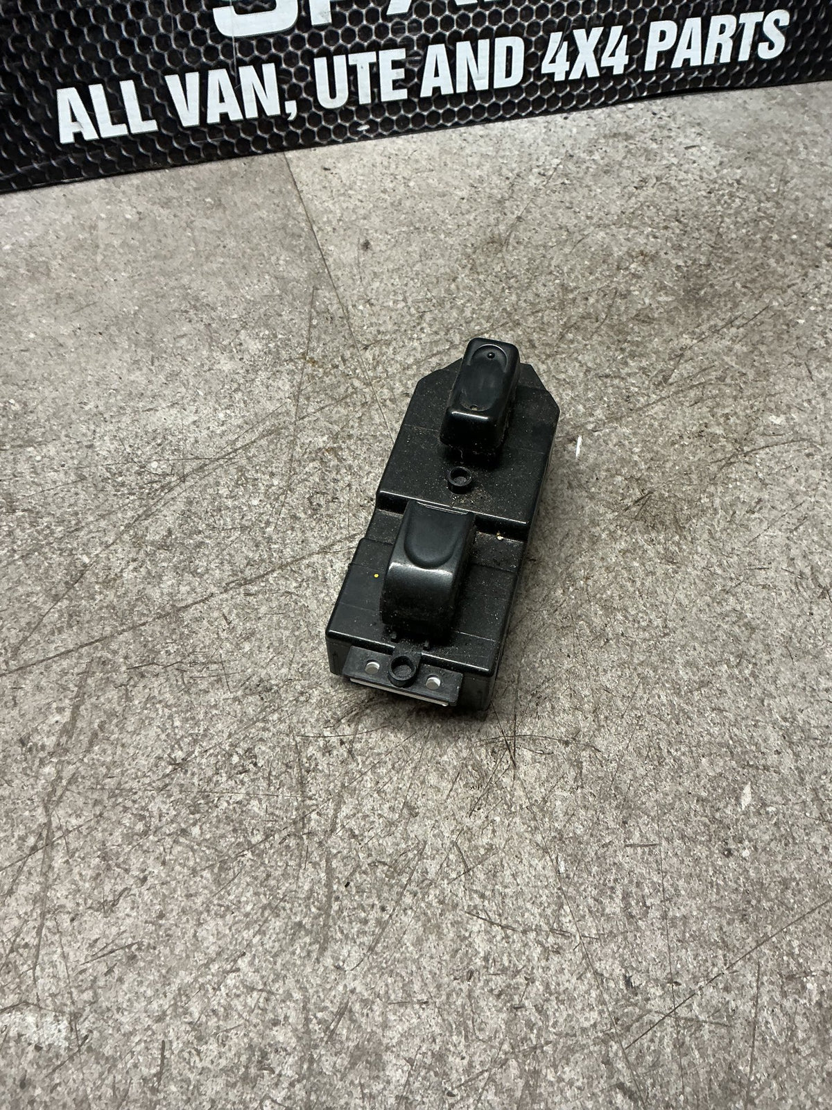 2009-2015 Great Wall V240- Left Front Window Switch- (TAG15958)