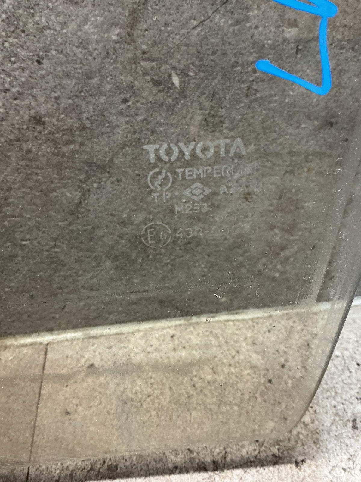 1994 Toyota Hilux Surf KZN130 - Left Front Door Glass - (TAG19159)