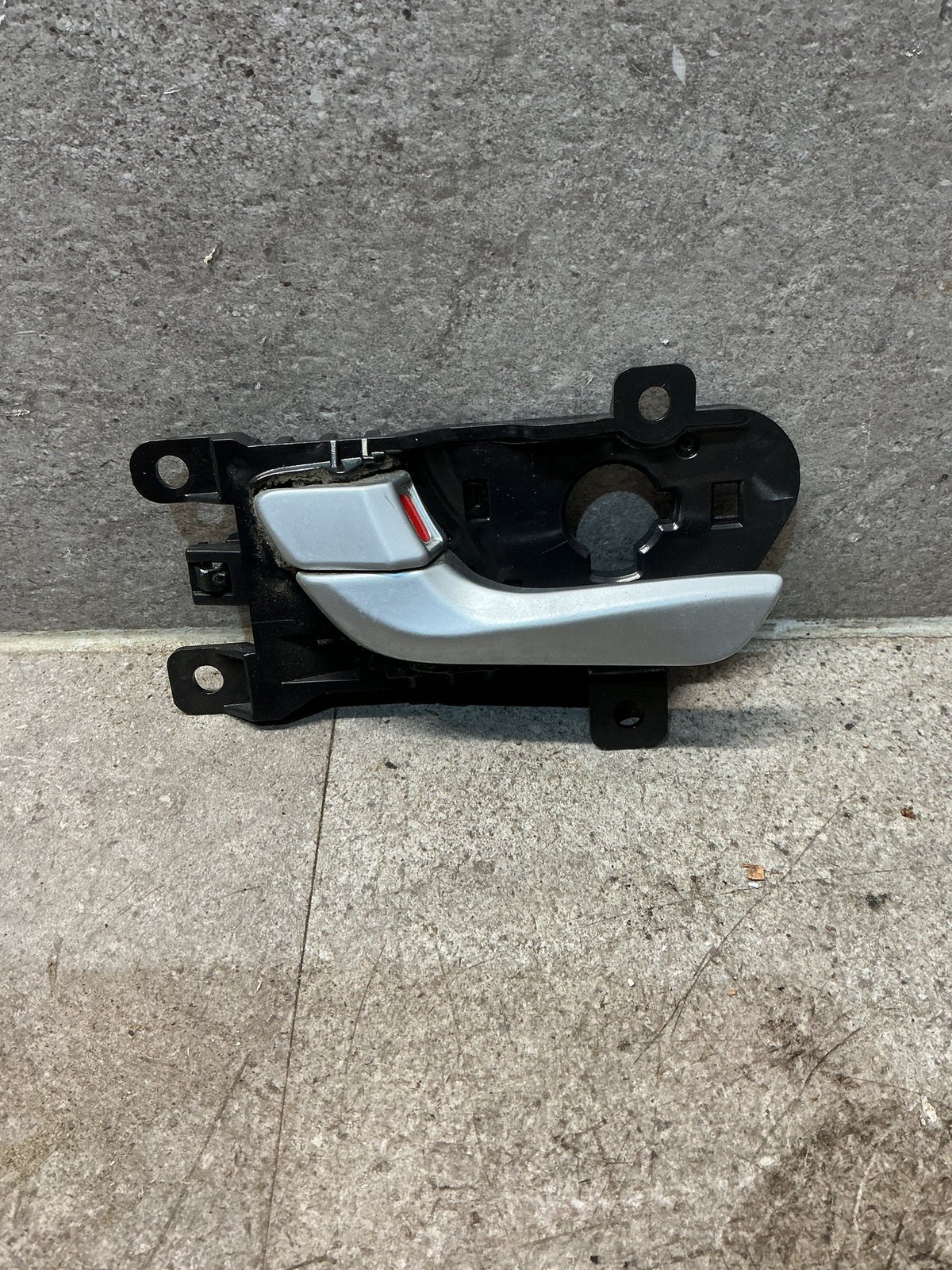 2014 Hyundai Santa Fe - Left Front Door Interior Handle - (TAG18468)