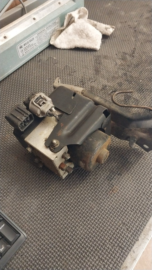 1993-2004 Toyota Hiace KZH100- ABS Pump/Modulator- (TAG1048)