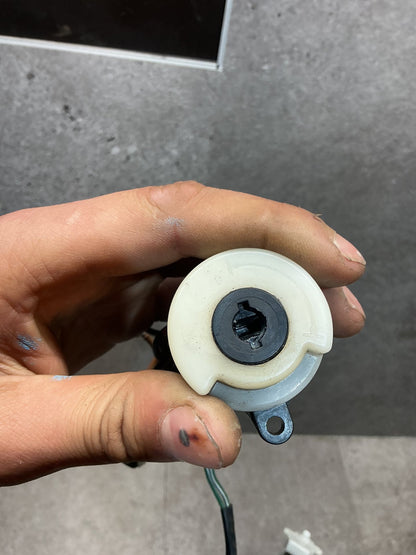 1993 Toyota Land Cruiser HDJ81 - Ignition Switch - (TAG19395)