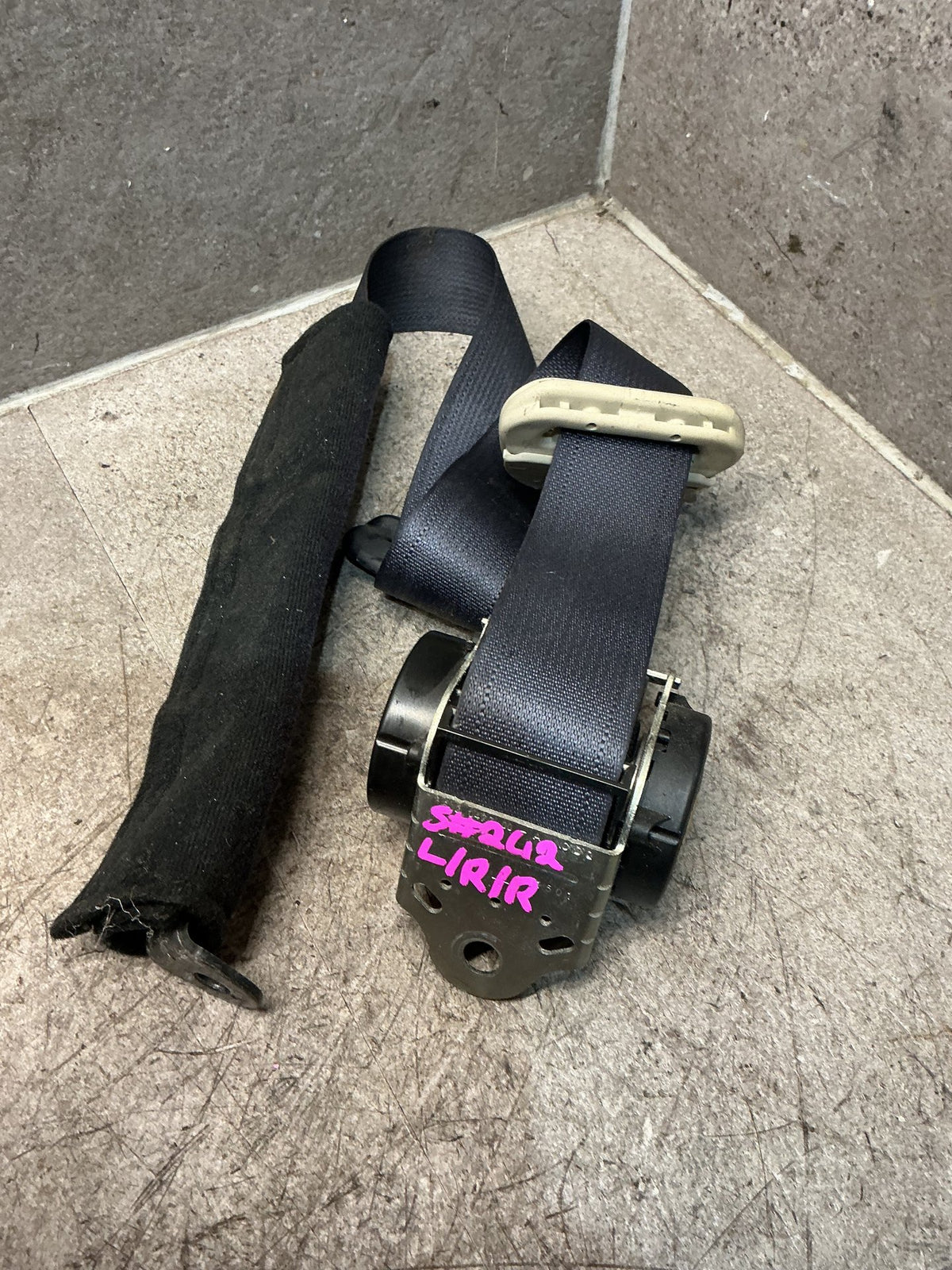 2007 Mitsubishi Delica CV5W - Left Rear 3rd Row Seat Belt - (TAG17708)