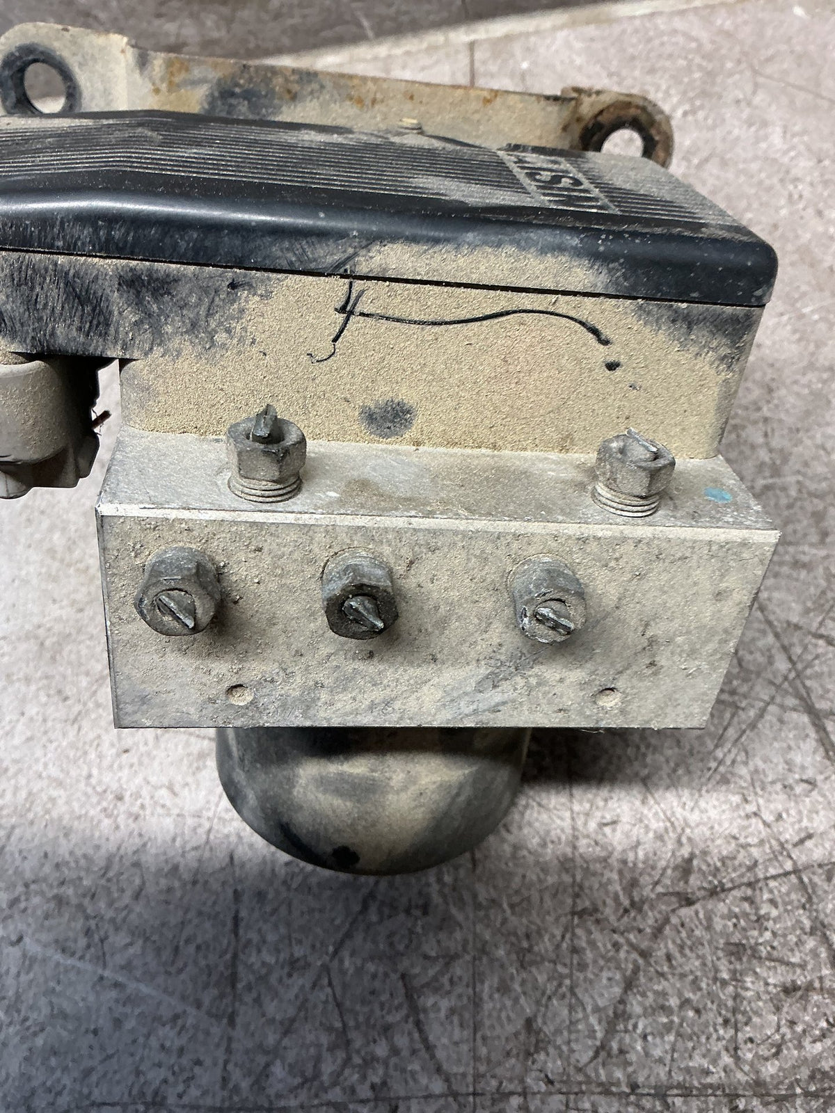 1996-2000 Toyota Land Cruiser J90 - ABS Pump/Modulator - (TAG18022)
