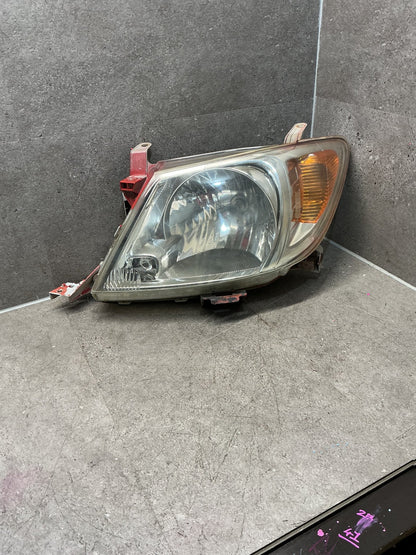 2005 Toyota Hilux VII N20- Left Headlight- (TAG13677) PN: 100-16517