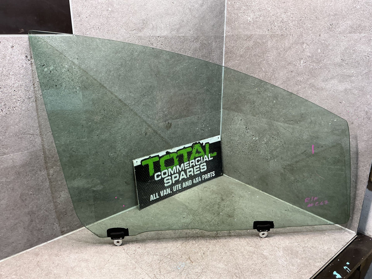 2004 Toyota Estima ACR30 - Right Front Door Glass - (TAG15888)